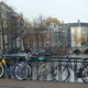 Bicicletas en los canales de Amsterdam. Getty